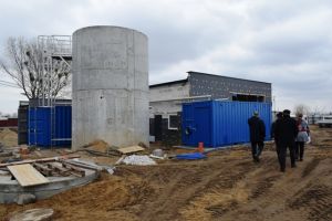 Widok na plac budowy z nowo powstajacą infrastrukturą oczyszczalni ścieków
