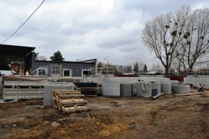 Widok na plac budowy z nowo powstajacą infrastrukturą oczyszczalni ścieków