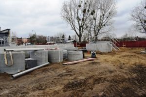 Widok na plac budowy z nowo powstającą infrastrukturą oczyszczalni ścieków