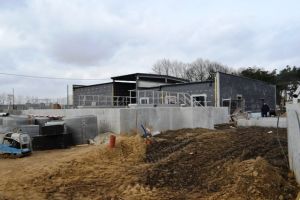 Widok na plac budowy z nowo powstającą infrastrukturą oczyszczalni ścieków