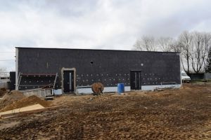 Widok na plac budowy z nowo powstającą infrastrukturą oczyszczalni ścieków