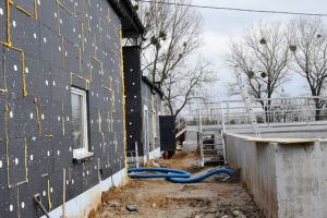 Widok na plac budowy z nowo powstającą infrastrukturą oczyszczalni ścieków