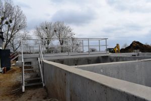 Widok na plac budowy z nowo powstającą infrastrukturą oczyszczalni ścieków