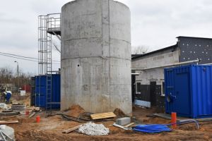 Widok na plac budowy z nowo powstającą infrastrukturą oczyszczalni ścieków