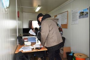 Pracownicy oraz osoby z nadzoru budowy podczas sprawdzania dokumentów