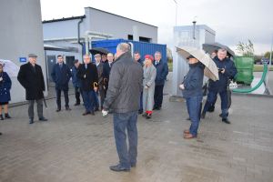 Goście podczas wiedzania infrastruktury oczyszczalni ścieków