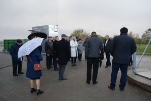 Goście podczas wiedzania infrastruktury oczyszczalni ścieków