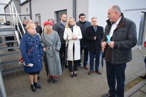 Goście podczas wiedzania infrastruktury oczyszczalni ścieków