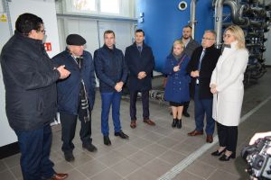 Goście zwiedzający obiekt i infrastrukturę Stacji Uzdatniania Wody