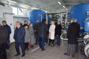Goście zwiedzający obiekt i infrastrukturę Stacji Uzdatniania Wody