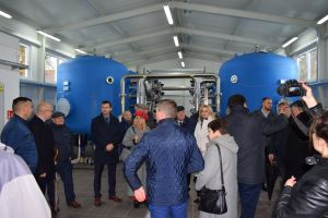 Goście zwiedzający obiekt i infrastrukturę Stacji Uzdatniania Wody