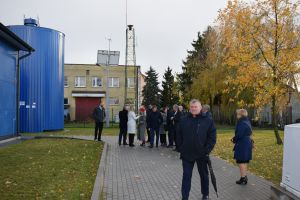 Goście zwiedzający obiekt i infrastrukturę Stacji Uzdatniania Wody