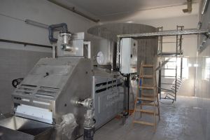 Nowe urzadzenia zainstalowane wewnątrz budynku stacji uzdatniannia wody