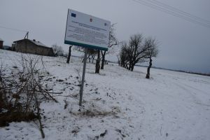 Tablica informacyjna ustawiona przy nowo wybudowanym odcinku wodociągu w Glewie