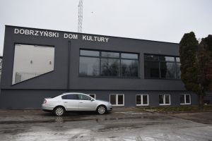 Nowa dobudowana część budynku Domu Kultury-widok od strony ulicy