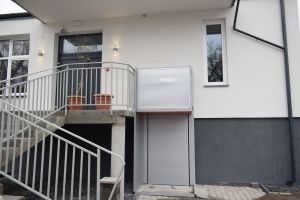 Wejście główne do budynku Domu Kultury przy którym zamontowano winde dla osób niepełnosprawnych