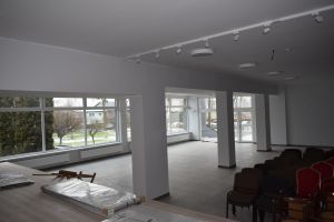 Powiększona i zmodernizowana sala główna Domu Kultury- widok ze sceny na duże okna i kolumny