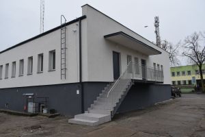 Wyremontowane schody i nowe drzwi  przy bocznym wejściu do Domu Kultury