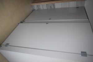 Kabiny łazienkowe w nowo powstałej łazience w budynku Dobrzyńskiego Domu Kultury "ŻAK"