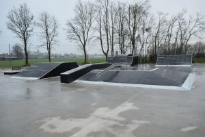 Ujęcie skateparku z widokiem na jego poszczególne elementy modułowe