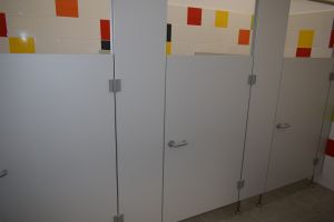 Drzwi prowadzace do wyremontowanych toalet, przystosowanych dla najmłodszych dzieci