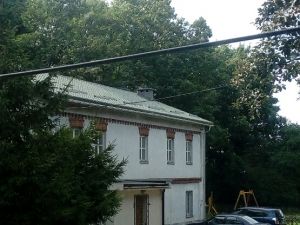 Nowa, zielona blachdachówka ułożona na budynku sali gimnastycznej