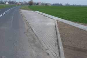 Zatoczka autobusowa ułożona z kostki brukowej na poboczu drogi