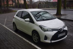 Biały samochód marki Toyota Yaris- zaparkowana obok budynku Urzędu Miasta i Gminy