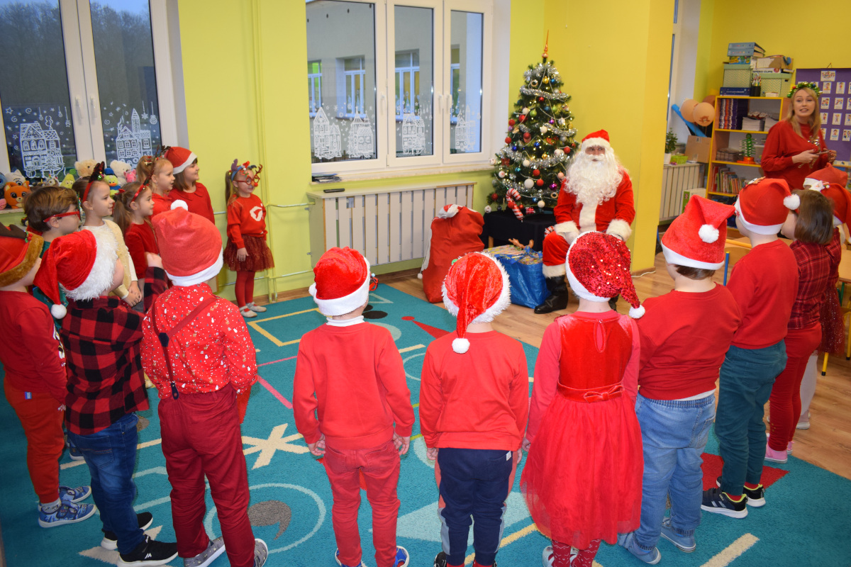 Święty Mikołaj z workiem pełnym słodkości odwiedził uczniów i przedszkolaków