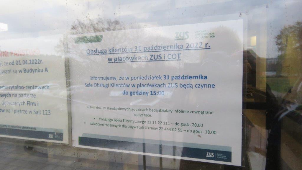 Jak pracuje ZUS przed świętem Wszystkich Świętych?